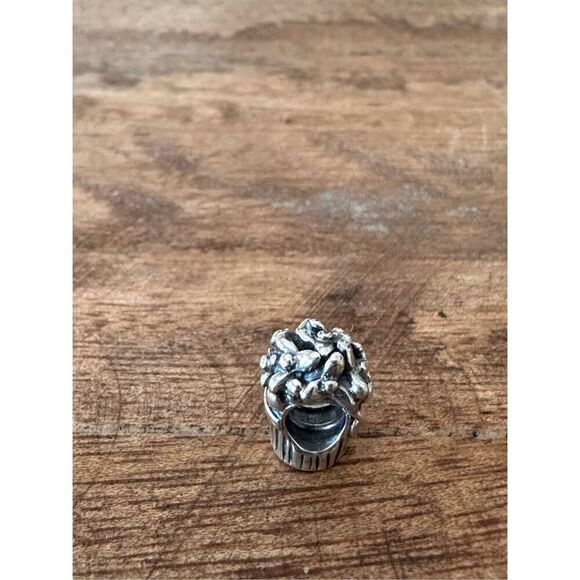 Pandora Love Bouquet charm - Picture 4 of 5